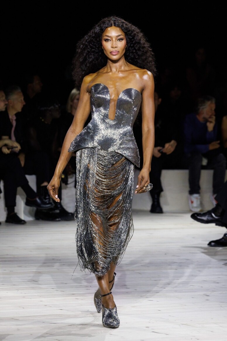 【2024春夏巴黎時裝周】 Sarah Burton揮別任職13年的Alexander McQueen！Sarah Burton告別之作 充滿感染力的美麗詩歌！