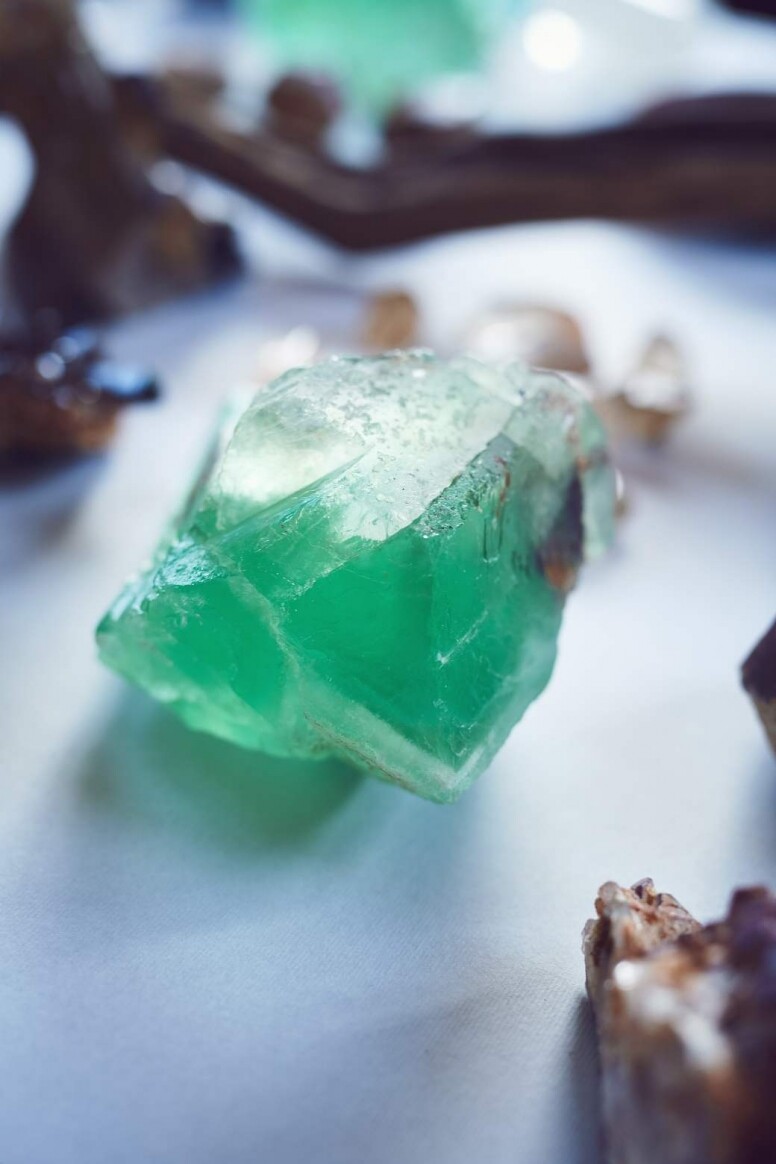 水晶功效與真偽辨別指南！如何在家用簡單工具辨別紫水晶真假？