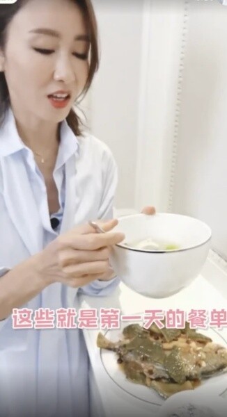 她的減肥法則是少糖、少油、少喝酒，飲食口味也偏清淡，她愛配合適當營養