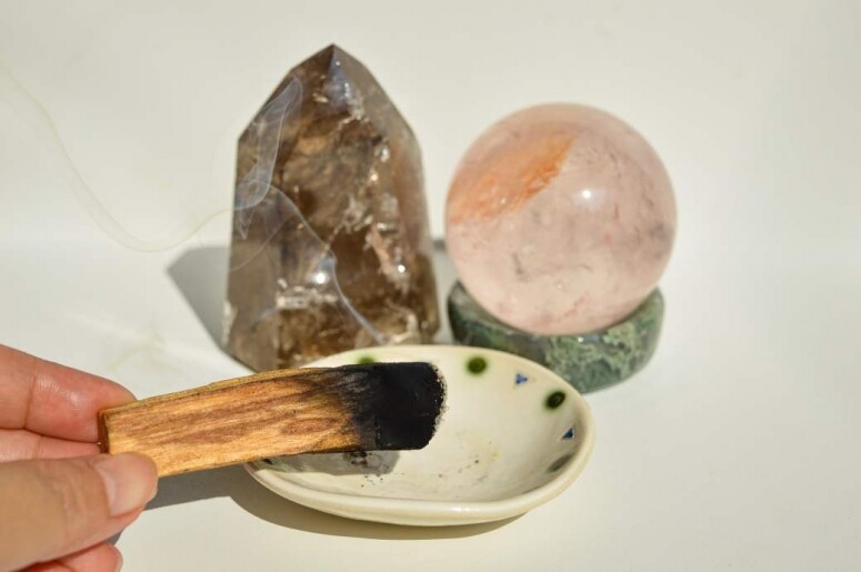 水晶功效與真偽辨別指南！如何在家用簡單工具辨別紫水晶真假？