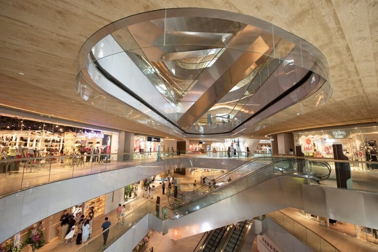 東薈城名店倉outlet更在2019年進行翻新擴建工程，擴建了近兩倍面積，