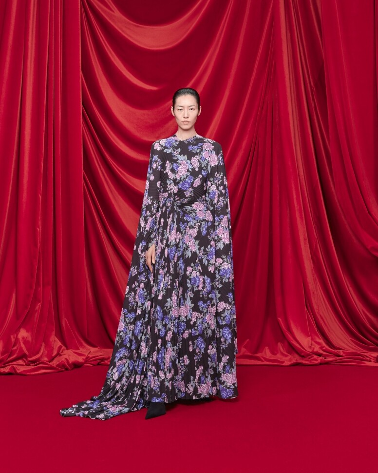 【2024春夏巴黎時裝周】Balenciaga護照夾延續奇思異想，創意總監 Demna邀請家人走上天橋？