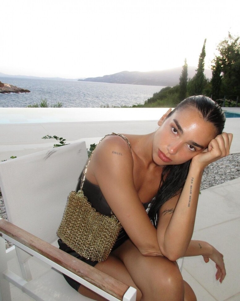 性感流行天后Dua Lipa私服造型拿甚麼手袋？不用$3000都可以買到同款包包！
