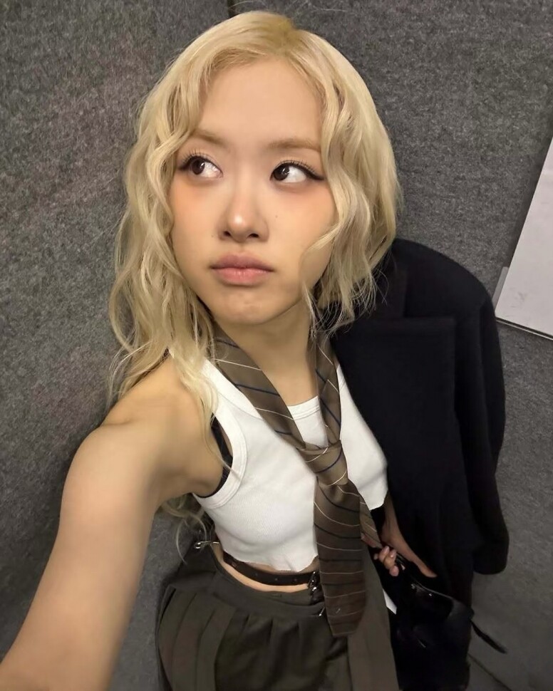 Rosé、歐陽娜娜紛紛帶起Necktie Girl風潮，2025最熱賣配飾原來是「領帶」？