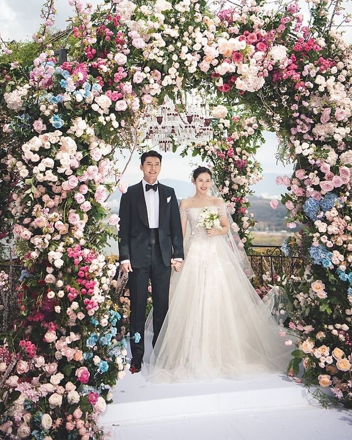 《淚之女王》金秀賢金智媛結婚造型超眼熟!致敬迫降夫婦玄彬孫藝珍世紀婚禮,西裝、禮服神還原 《淚之女王》金秀賢金智媛結婚造型超眼熟!致敬迫降夫婦玄彬孫藝珍世紀婚禮,西裝、禮服神還原