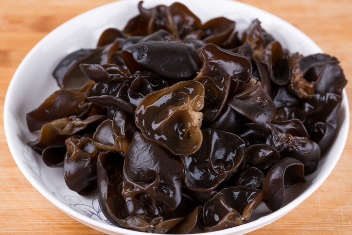 木耳功效與禁忌！潤肺止咳清腸排毒！什麼人不能吃木耳泡太久會有毒素？