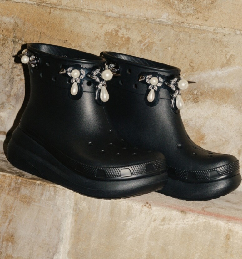 Simone Rocha x Crocs全新聯乘系列必搶！夏天雨天必備洞洞鞋、女生顯高學Crocs厚底穿搭靈感
