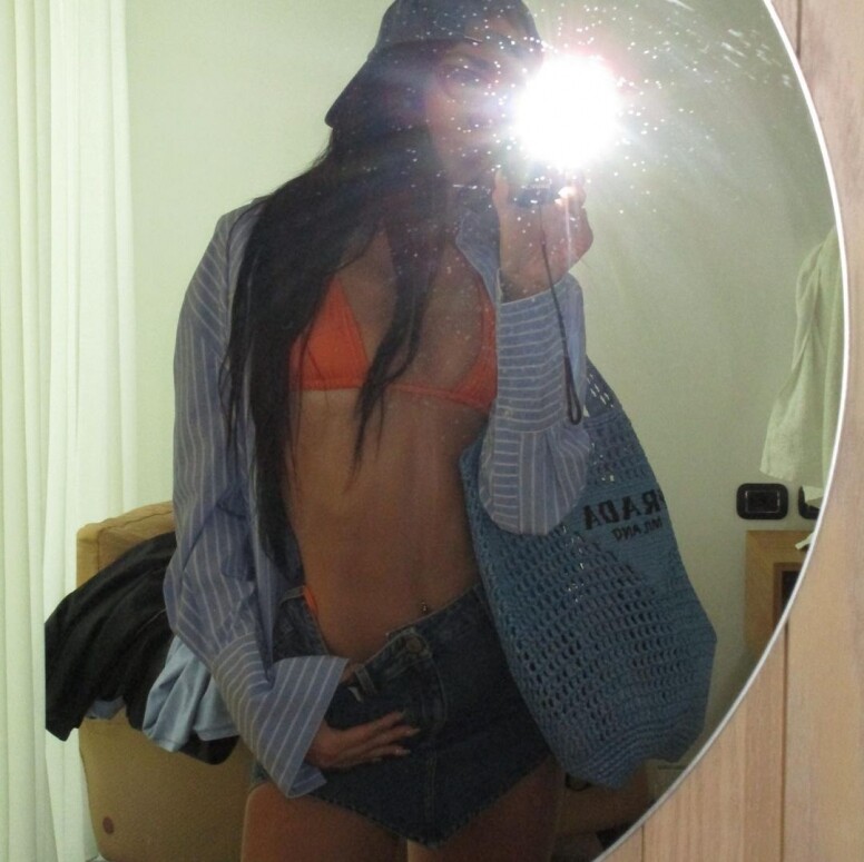 性感流行天后Dua Lipa私服造型拿甚麼手袋？不用$3000都可以買到同款包包！