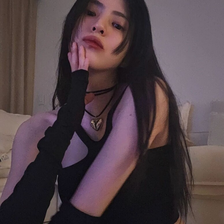 暗黑貼身短版上衣突顯腰線