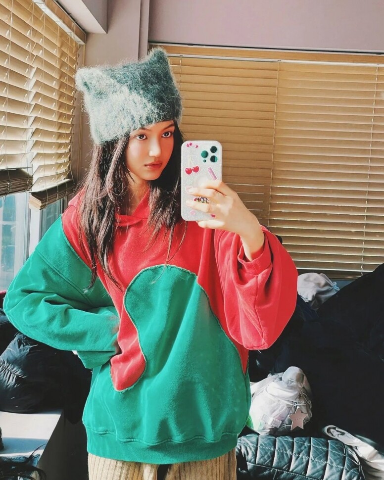 NewJeans Danielle穿搭充滿甜美氣息，台下萬人大合唱 Lollapalooza音樂節的青春朝氣