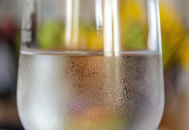 炎熱天氣下喝冰水還是溫水更解渴? 飲冰水溫水的優缺點是什麼？