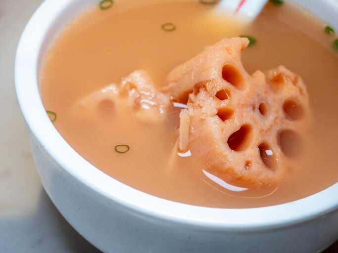 蓮藕湯水食譜！秋冬功效潤燥止咳補氣養血！蓮藕湯可以加什麼？
