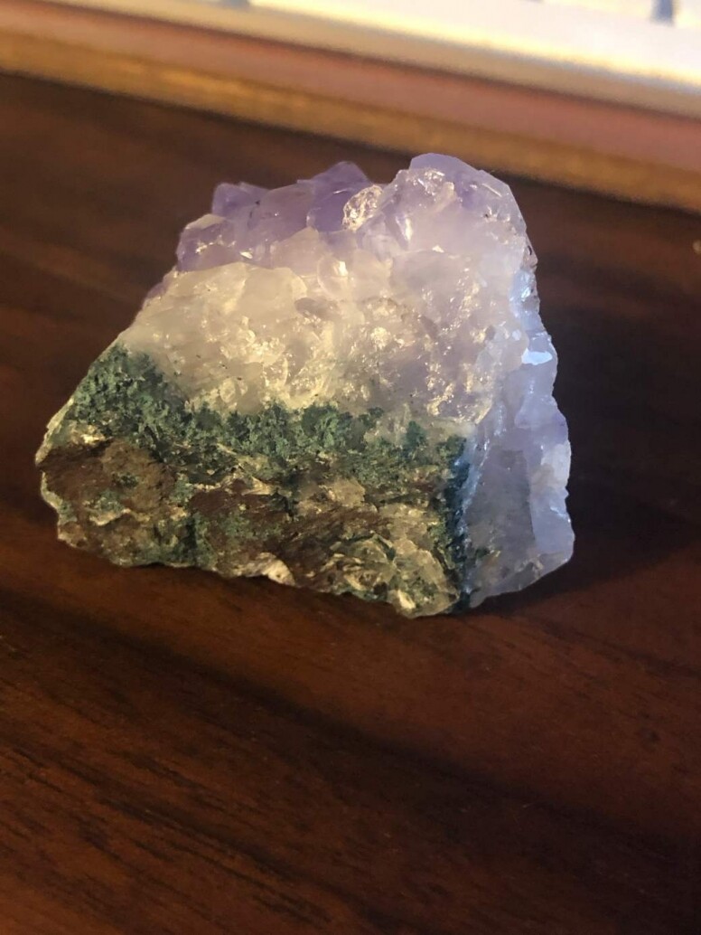 水晶功效與真偽辨別指南！如何在家用簡單工具辨別紫水晶真假？