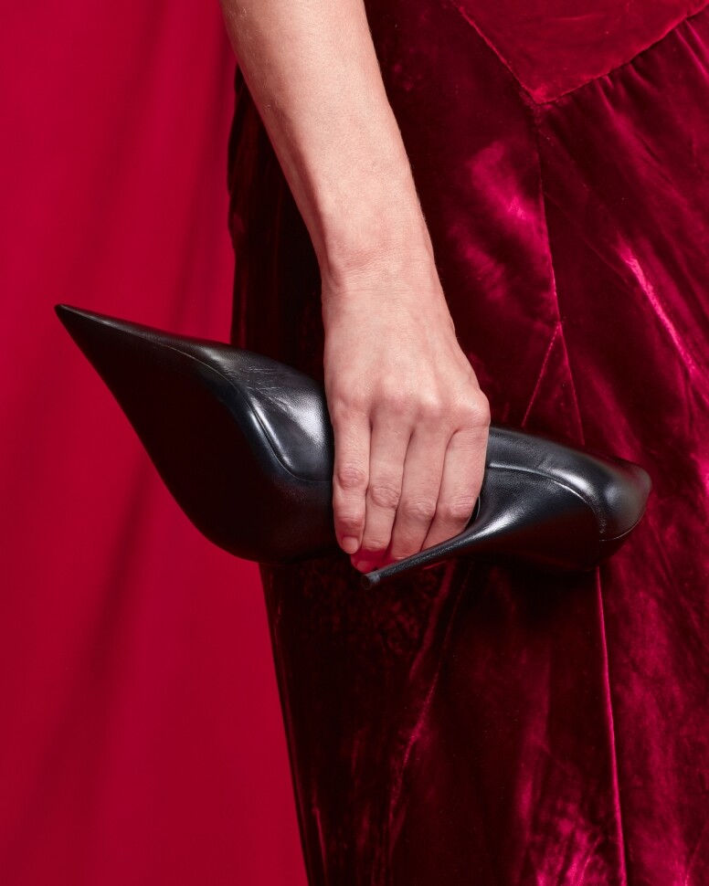 【2024春夏巴黎時裝周】Balenciaga護照夾延續奇思異想，創意總監 Demna邀請家人走上天橋？