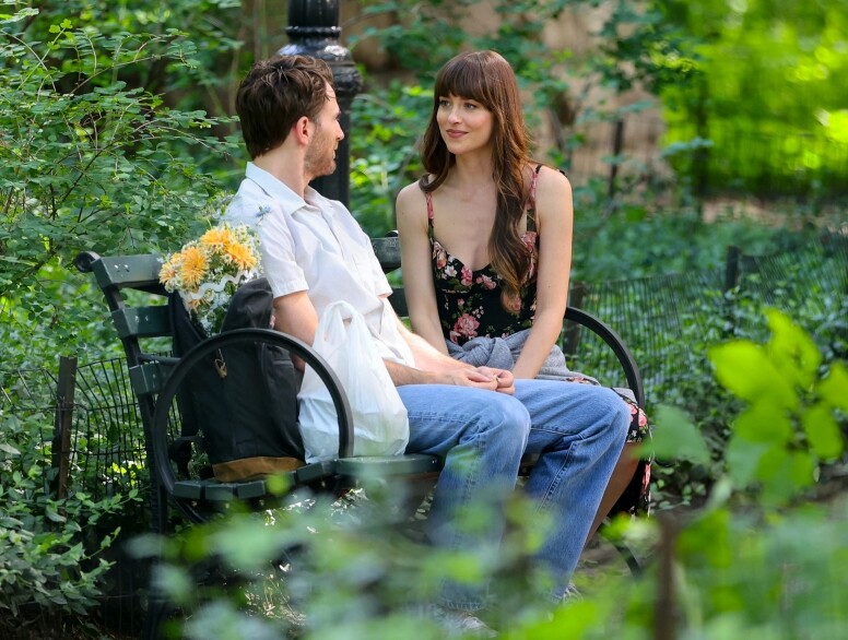 《Materialists》Dakota Johnson戲中穿搭超美！從利落上班服、休閒打扮到微性感晚裝都值得參考