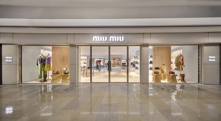 Miu Miu 香港金鐘太古廣場專門店正式開幕！天藍色空間，成衣、手袋、鞋履一應俱全！