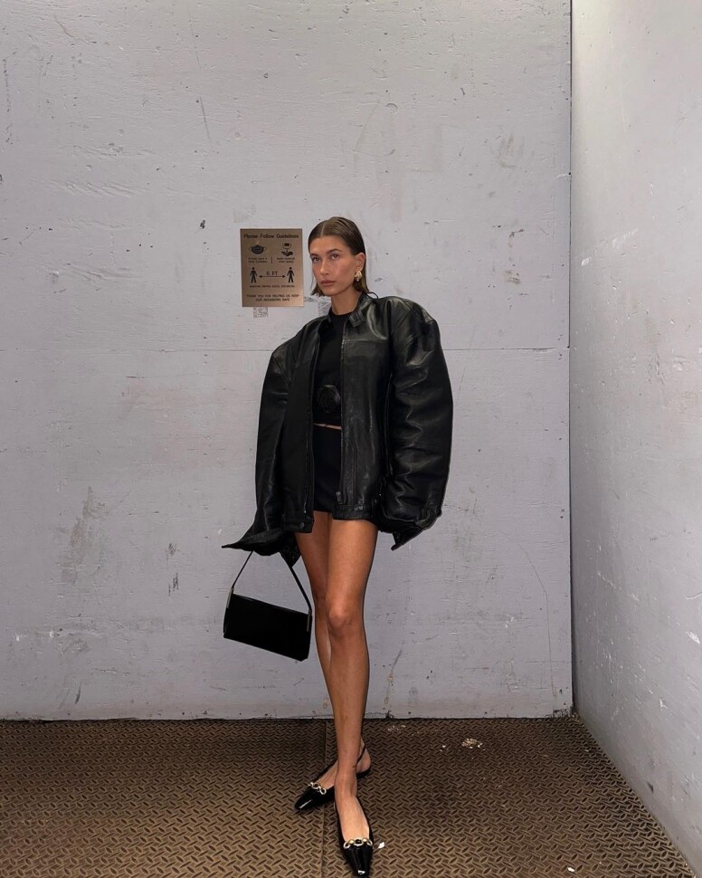 跟時尚名人入手秋冬單品!Dua Lipa、Hailey Bieber將oversized皮褸和恤衫配搭得更時尚 跟時尚名人入手秋冬單品!Dua Lipa、Hailey Bieber將oversized皮褸和恤衫配搭得更時尚
