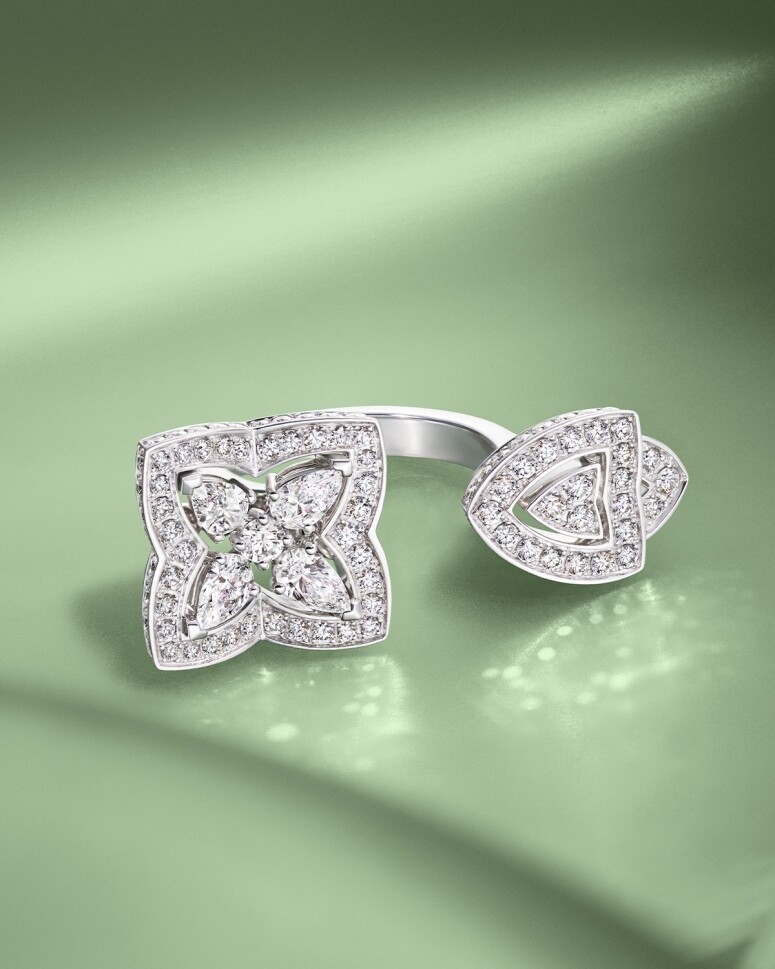 De Beers 邀請四位女性綻放優雅魅力，Enchanted Lotus 高級珠寶系列傳達大自然美態