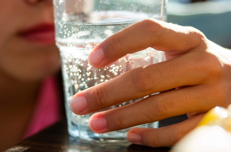 喝氣泡水有什麼功效？氣泡水有助燃燒脂肪？有氣礦泉水功效及注意事項