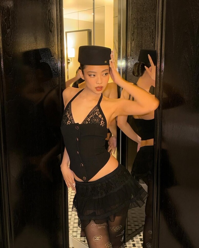 吊帶掛脖上衣為何成為2025最熱賣單品？Bella Hadid與Jennie掀起新潮流！