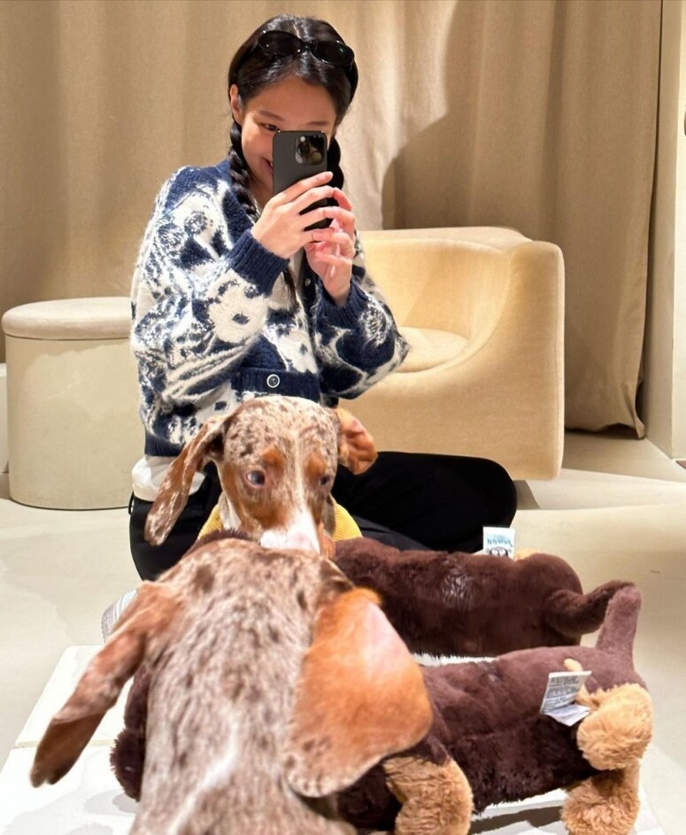 Jennie巴黎旅行私服穿搭：藍白印花毛衣＋黑褲