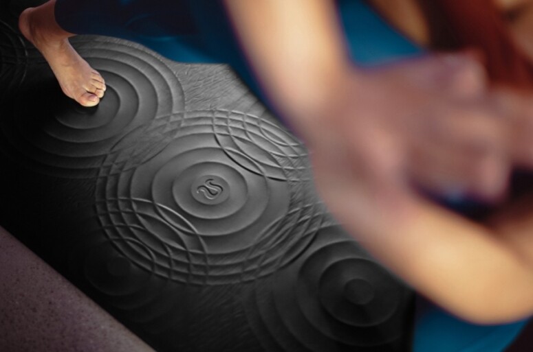 Lululemon Take Form 瑜伽墊上的3D水滴型記號啟發自潮汐水波，紋路有助加強抓地