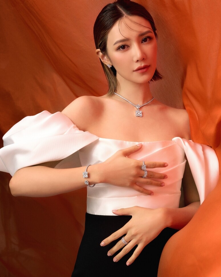 De Beers 邀請四位女性綻放優雅魅力，Enchanted Lotus 高級珠寶系列傳達大自然美態