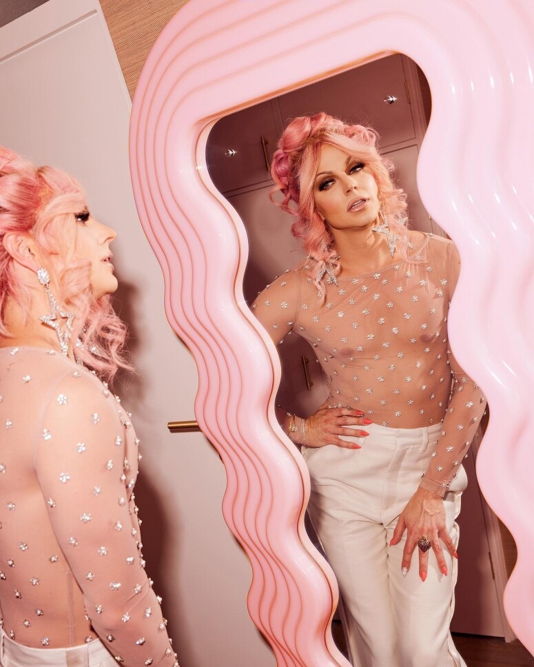 專訪變裝皇后Courtney Act：「只要讓更多人看見我們的存在，就會有愈來愈多人意識到我們的相似之處遠比差異大。」