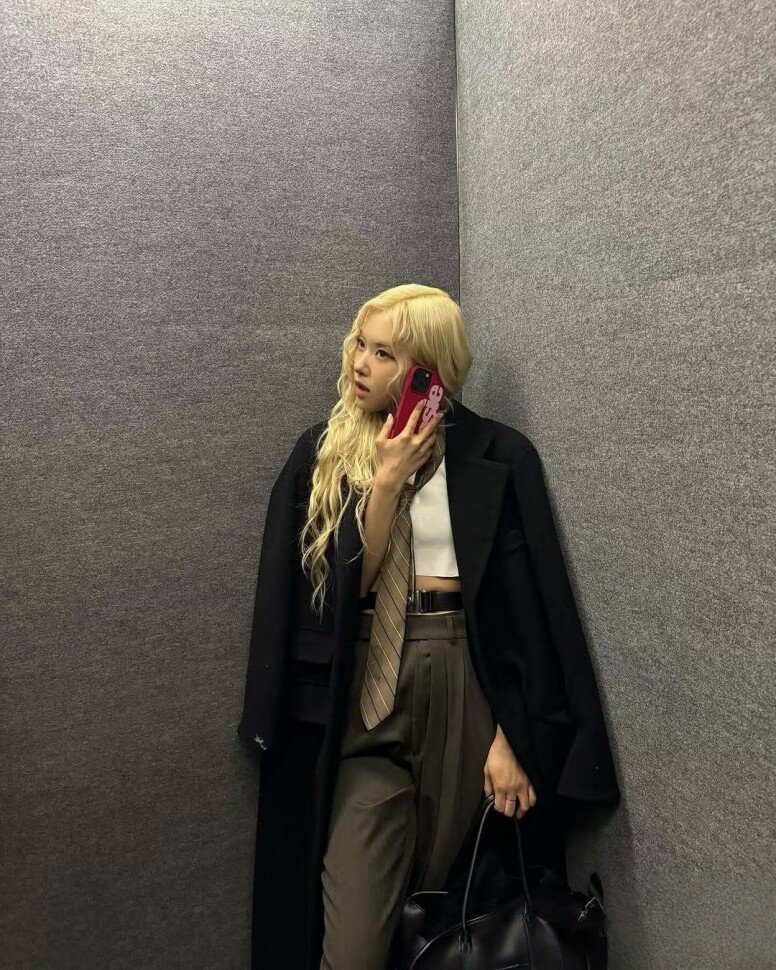 Rosé、歐陽娜娜紛紛帶起Necktie Girl風潮，2025最熱賣配飾原來是「領帶」？