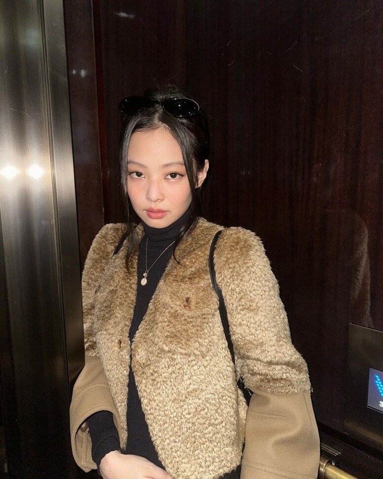 Jennie 巴黎旅行私服穿搭：絨毛外套+高領毛衣