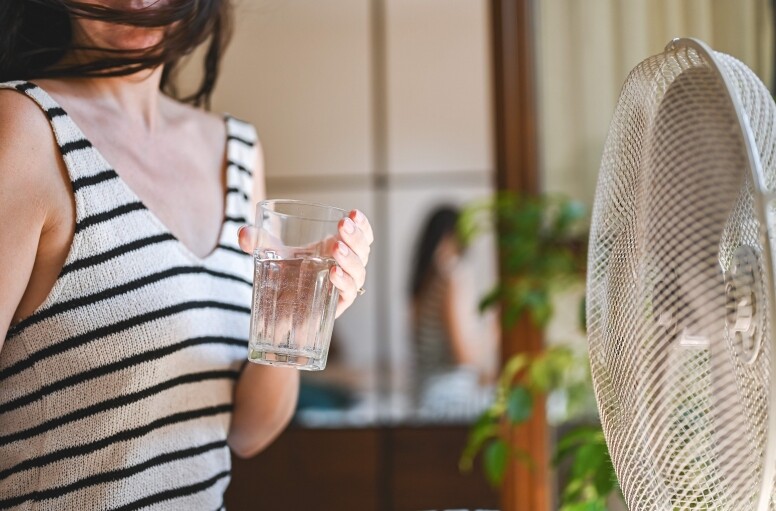 炎熱天氣下喝冰水還是溫水更解渴? 飲冰水溫水的優缺點是什麼? 炎熱天氣下喝冰水還是溫水更解渴? 飲冰水溫水的優缺點是什麼?