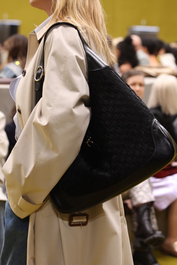 Gucci 2023秋冬米蘭時裝騷重點：長型可穿戴式手拿包