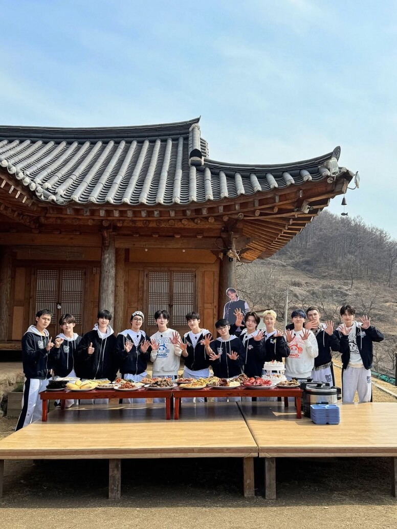 Seventeen + 羅PD 《NANA民宿》溫馨落幕! 重溫13子最新團綜爆笑亮點 Seventeen + 羅PD 《NANA民宿》溫馨落幕! 重溫13子最新團綜爆笑亮點