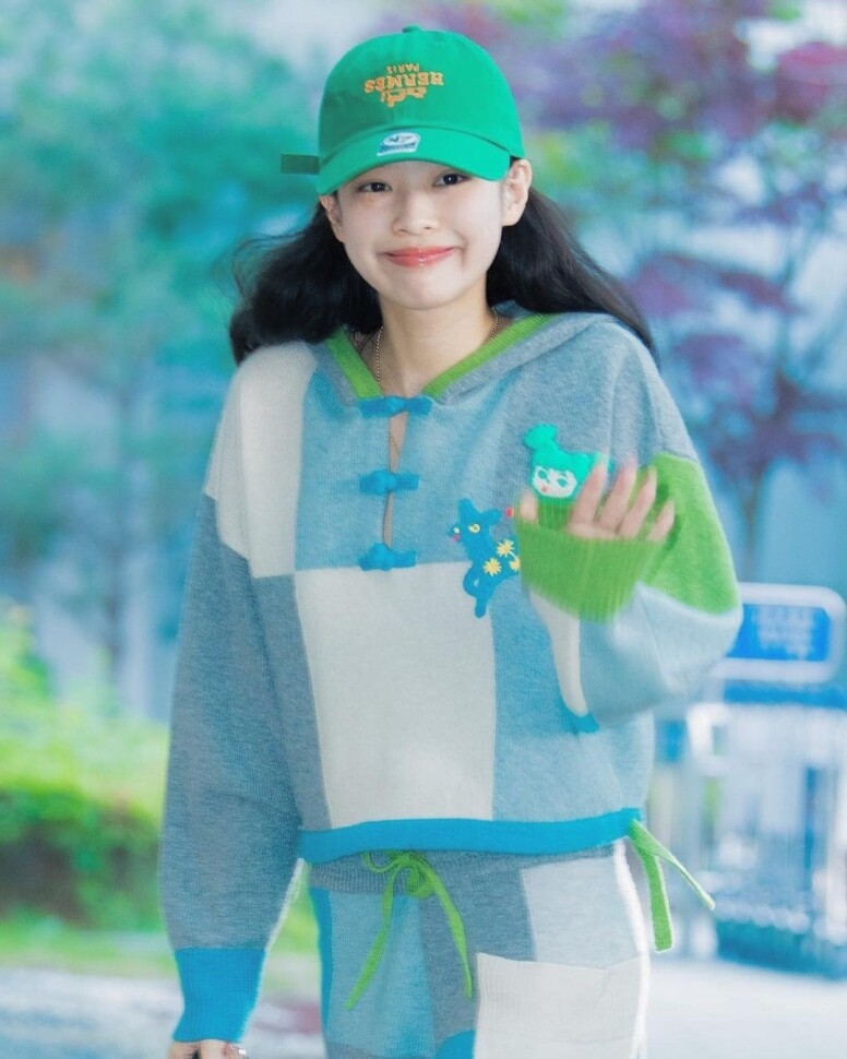 「人間香奈兒」Jennie沒穿Chanel登康城影展？盤點那些年被Jennie親吻過而爆紅的單品！