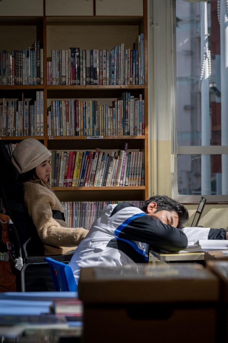 【ELLE Cinema】專訪《無名指》導演孔令政、女主角許恩怡︰放下批判,說出最真實的故事。 【ELLE Cinema】專訪《無名指》導演孔令政、女主角許恩怡︰放下批判,說出最真實的故事。