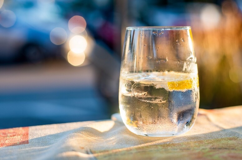 炎熱天氣下喝冰水還是溫水更解渴? 飲冰水溫水的優缺點是什麼？