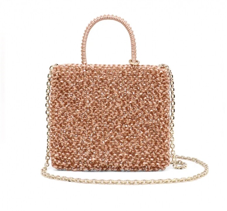 Pantone 2024大熱色Peach Fuzz出爐！跟上潮流入手Chloe、Alaia等12款「柔和桃色」手袋推介
