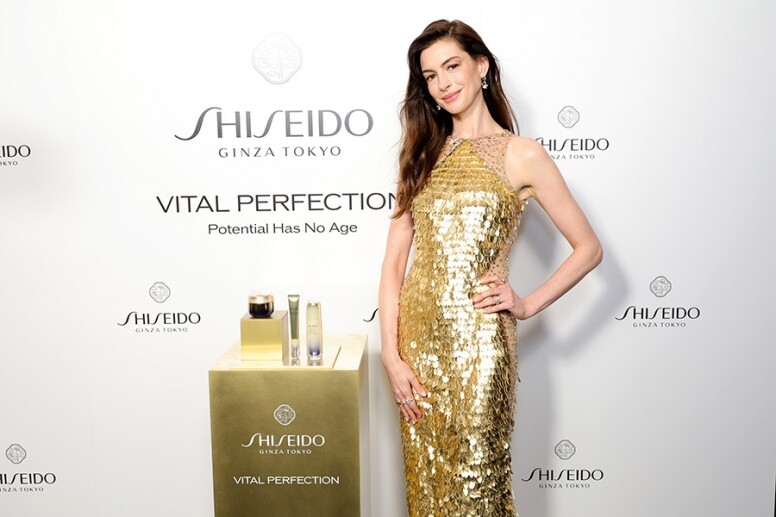 專訪Anne Hathaway一同探討不受時間局限之美！編輯紐約直擊Shiseido Vital Perfection發布會，以科研激發肌膚內在本美潛能
