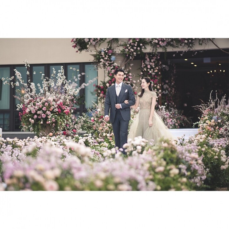 《淚之女王》金秀賢金智媛結婚造型超眼熟！致敬迫降夫婦玄彬孫藝珍世紀婚禮，西裝、禮服神還原