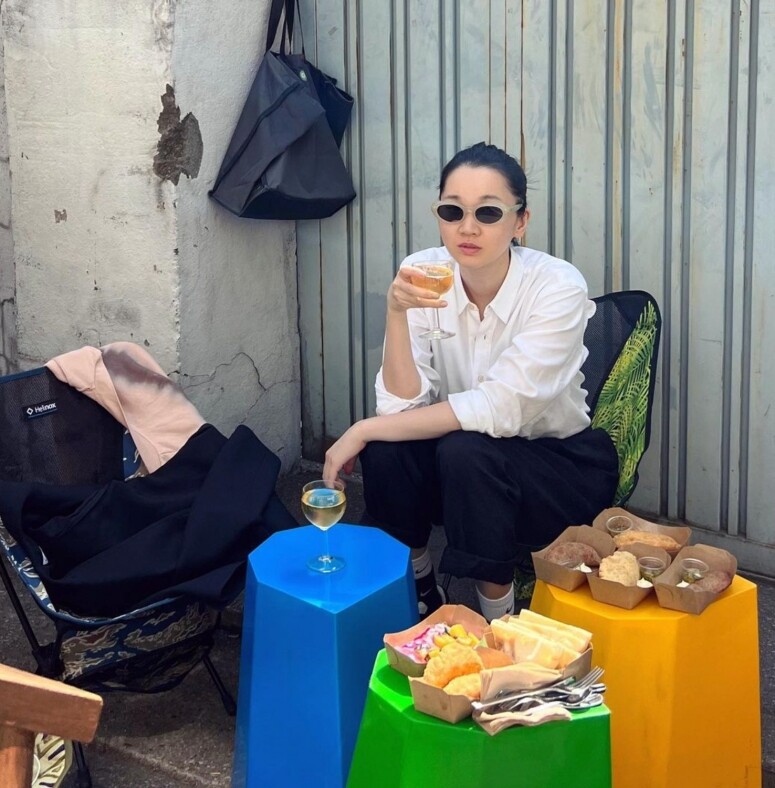 寬鬆版型的白恤衫和西褲的不敗組合，再捲起袖子和戴上太陽眼鏡，充滿