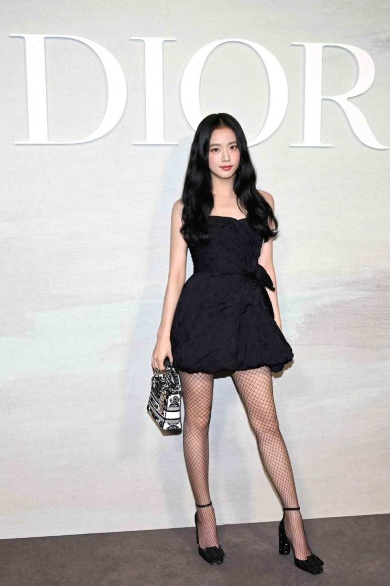 Jisoo 巴黎時裝週穿搭：小黑裙+網襪