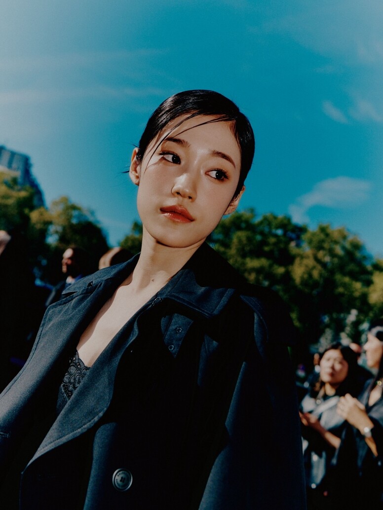 【2024春夏巴黎時裝周】Balenciaga護照夾延續奇思異想，創意總監 Demna邀請家人走上天橋？