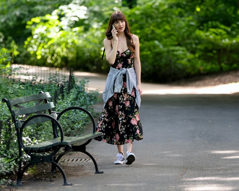 《Materialists》Dakota Johnson戲中穿搭超美！從利落上班服、休閒打扮到微性感晚裝都值得參考