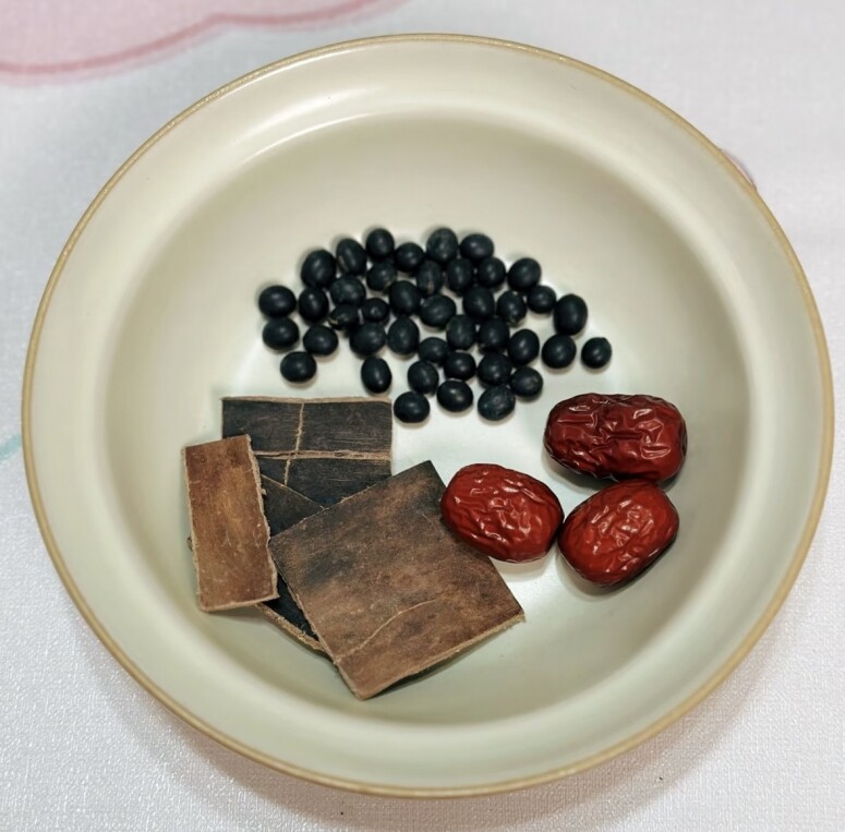杜仲功效與禁忌！補腎壯腰降血壓坐月子都有效！什麼人不能喝杜仲黃耆茶？