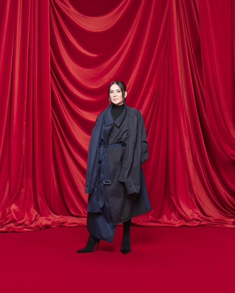 【2024春夏巴黎時裝周】Balenciaga護照夾延續奇思異想，創意總監 Demna邀請家人走上天橋？
