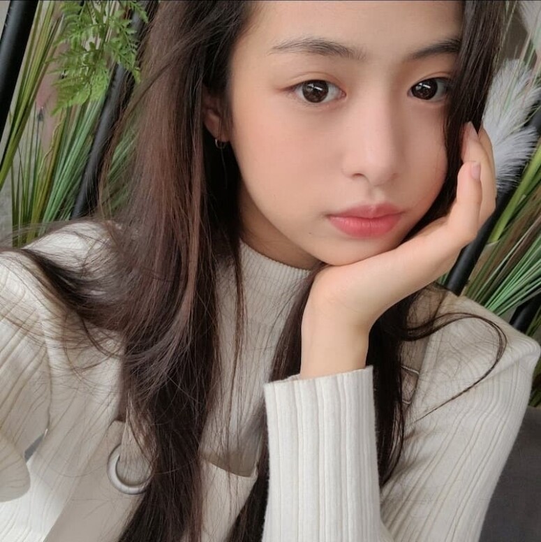 Babymonster Ahyeon正式以《Sheesh》回歸！16歲Ahyeon高級時尚感曾被認為是Jennie接班人？ | ELLE HK