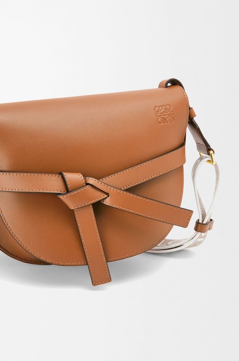 Loewe的創意掌舵人Jonathan Anderson確認離任，盤點品牌經典手袋！