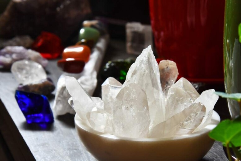 水晶功效與真偽辨別指南！如何在家用簡單工具辨別紫水晶真假？