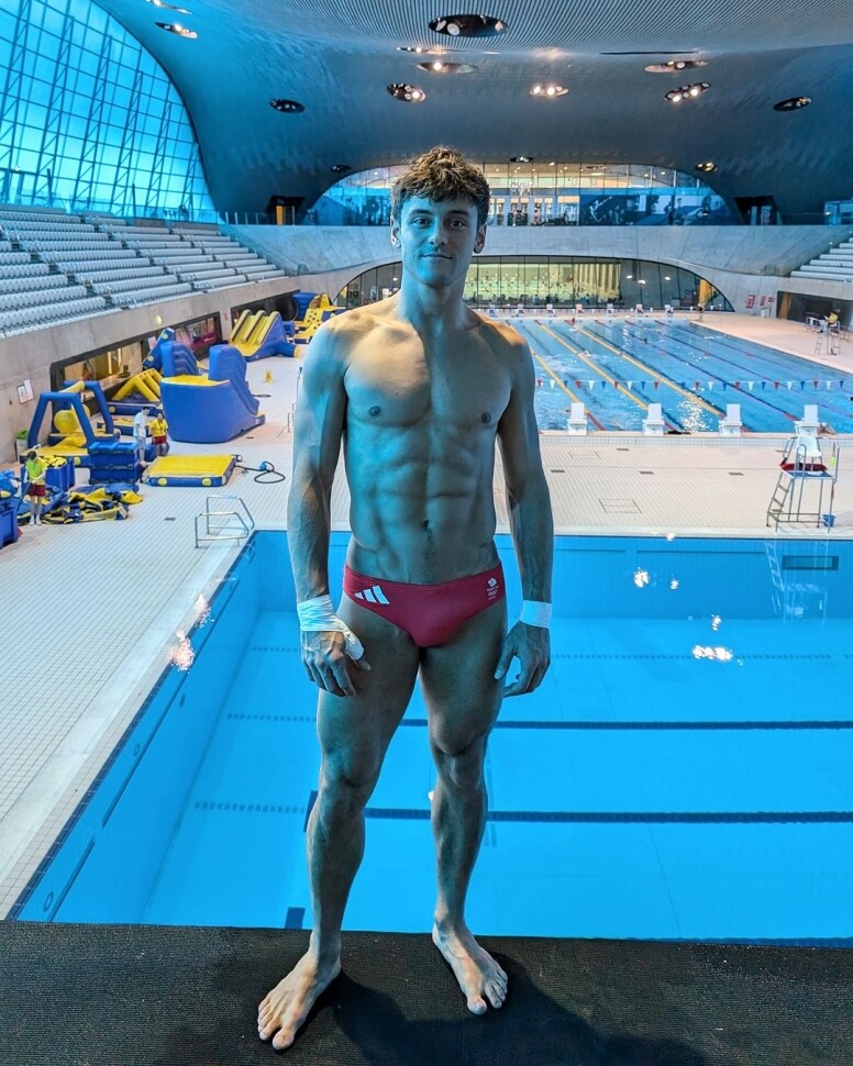英國跳水王子Tom Daley穿搭超有時尚感！更是是織冷衫高手擁個人品牌