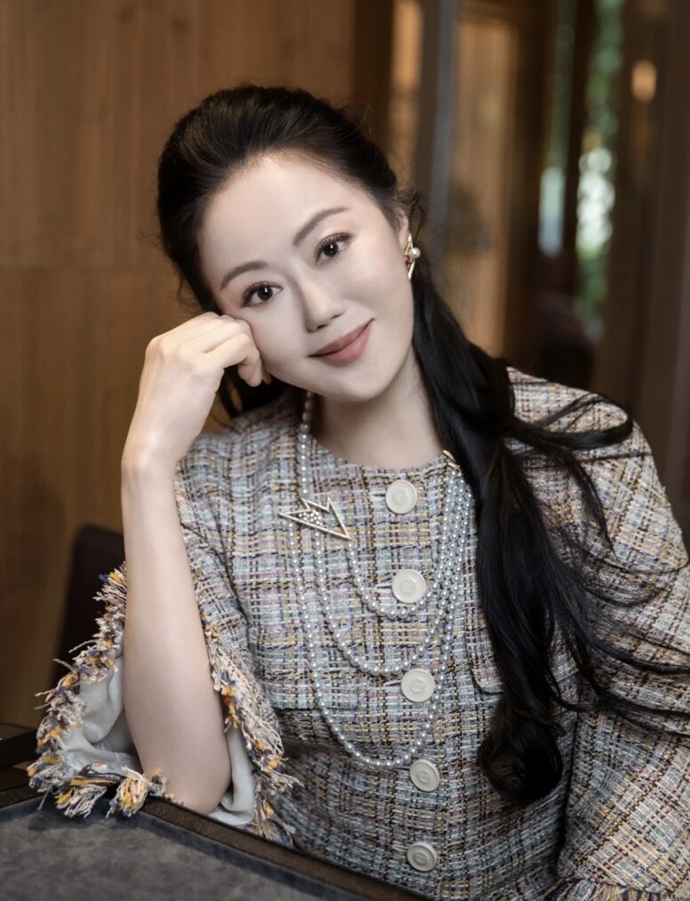 「飯可以不吃，衣服不可以不買」 昔日「拜金女」 章小蕙 文藝式帶貨女王靠品味和靈魂還債